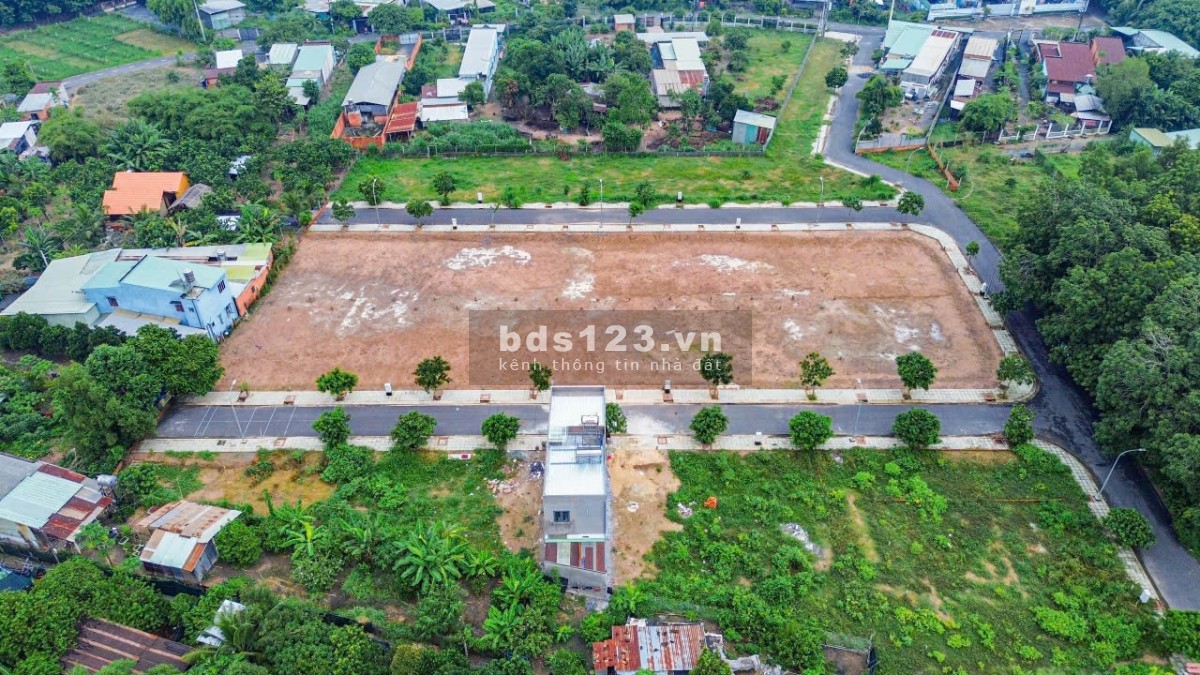 Cần bán gấp lô đất mặt đường nhựa, nằm gần tỉnh lộ 15 SHR 500 triệu