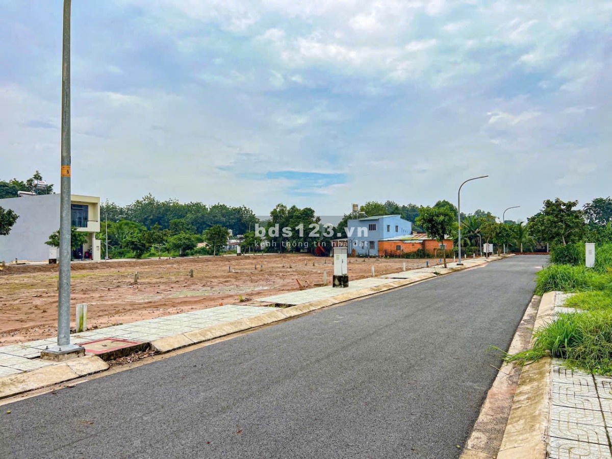 Cần bán gấp lô đất mặt đường nhựa, nằm gần tỉnh lộ 15 SHR 500 triệu