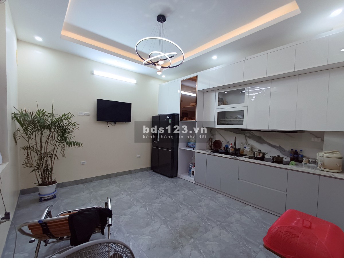 Bán nhà đẹp giá rẻ, 4 tầng mới, DT 46 m2, ô tô, Ngọc Thuỵ, Long Biên