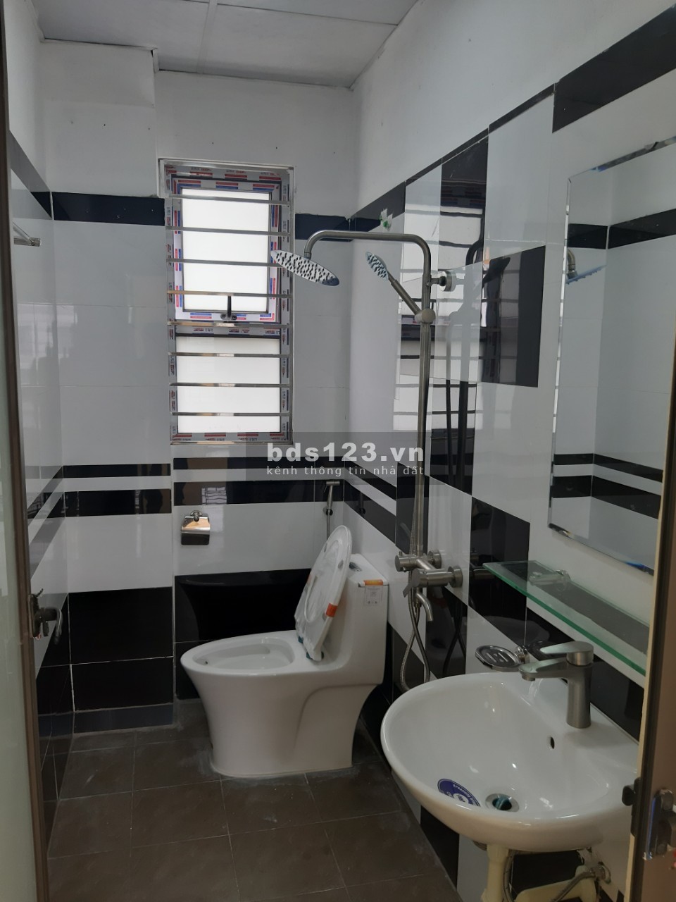 Bán nhà Kim Chung, Hoài Đức. Thiết kế 6 phòng dòng tiền ổn định. Cách 130m đến chợ Lai Xá