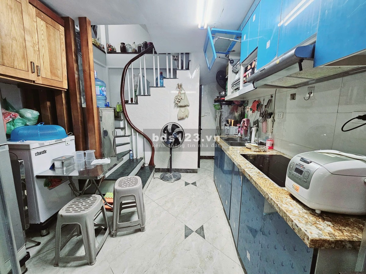 Bán nhà tại 6 tầng tại Thịnh Hào 36m2. Ngõ to oto vào nhà, gần ngã 6 Ô chợ Dừa, Văn Miếu giá 13 tỷ