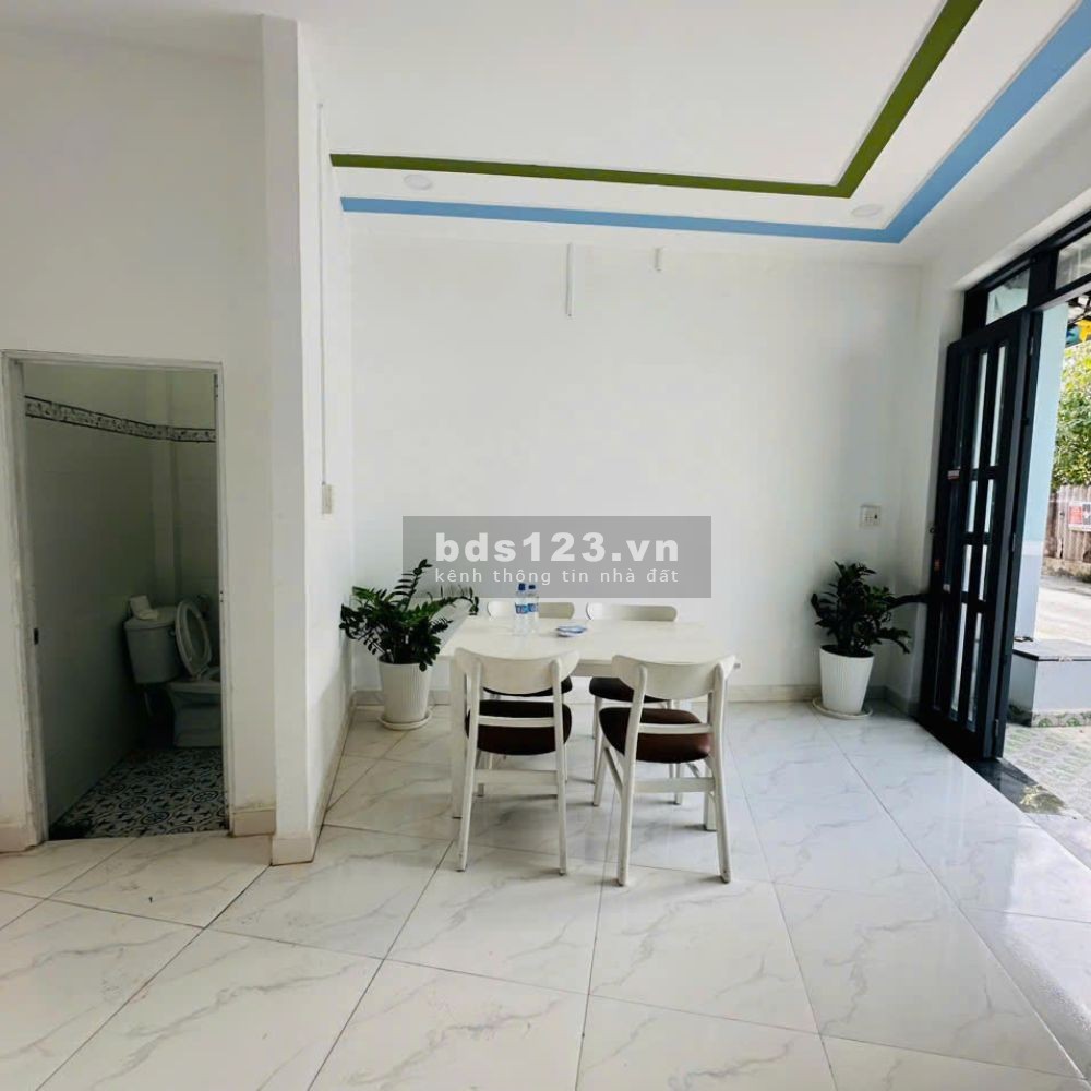 Cần bán nhà mới xây với diện tích 80m2 mặt tiền đường nhựa 6m giáp thị trấn Đức Hòa chỉ 1 tỷ 285