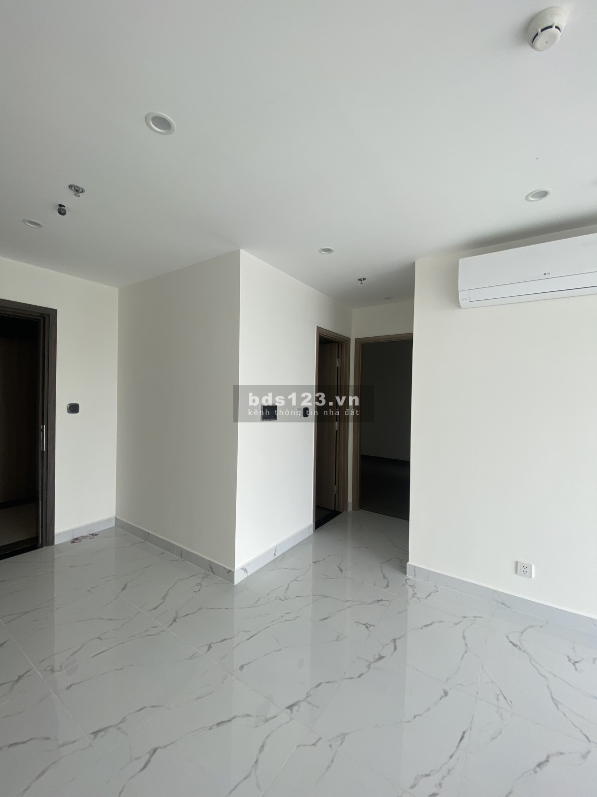 Bán gấp 2PN2WC 59m2, view sông và công viên Vinwonder, giá rẻ chỉ 2.9 tỷ Vinhomes Grand Park quận 9