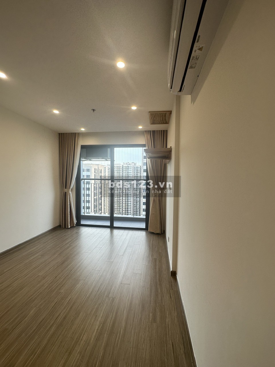 Giá rẻ 3PN2WC 75m NB view bể bơi 4.6 tỷ bao phí Vinhomes Smart Tây Mỗ