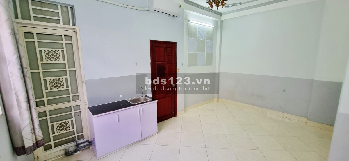 Phòng ko nội thất - Cửa sổ lớn, Lầu 1 (ngay B. Viện Hoàn…