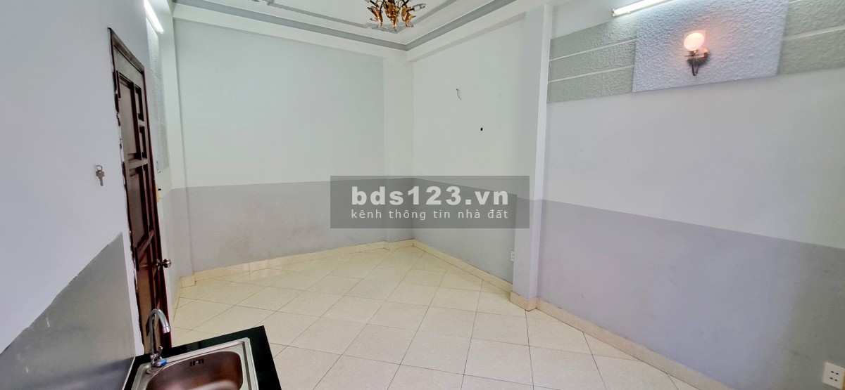 Phòng ko nội thất - Cửa sổ lớn, Lầu 1 (ngay B. Viện Hoàn…