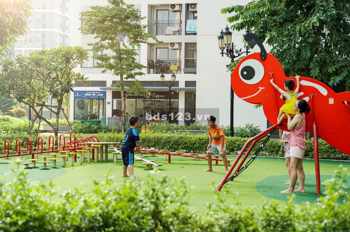 Bán gấp 2PN + 69m2, Giá sốc 2.65 tỷ, View Hồ Bơi, nội thất bếp rèm Vinhomes Grand Park Q9