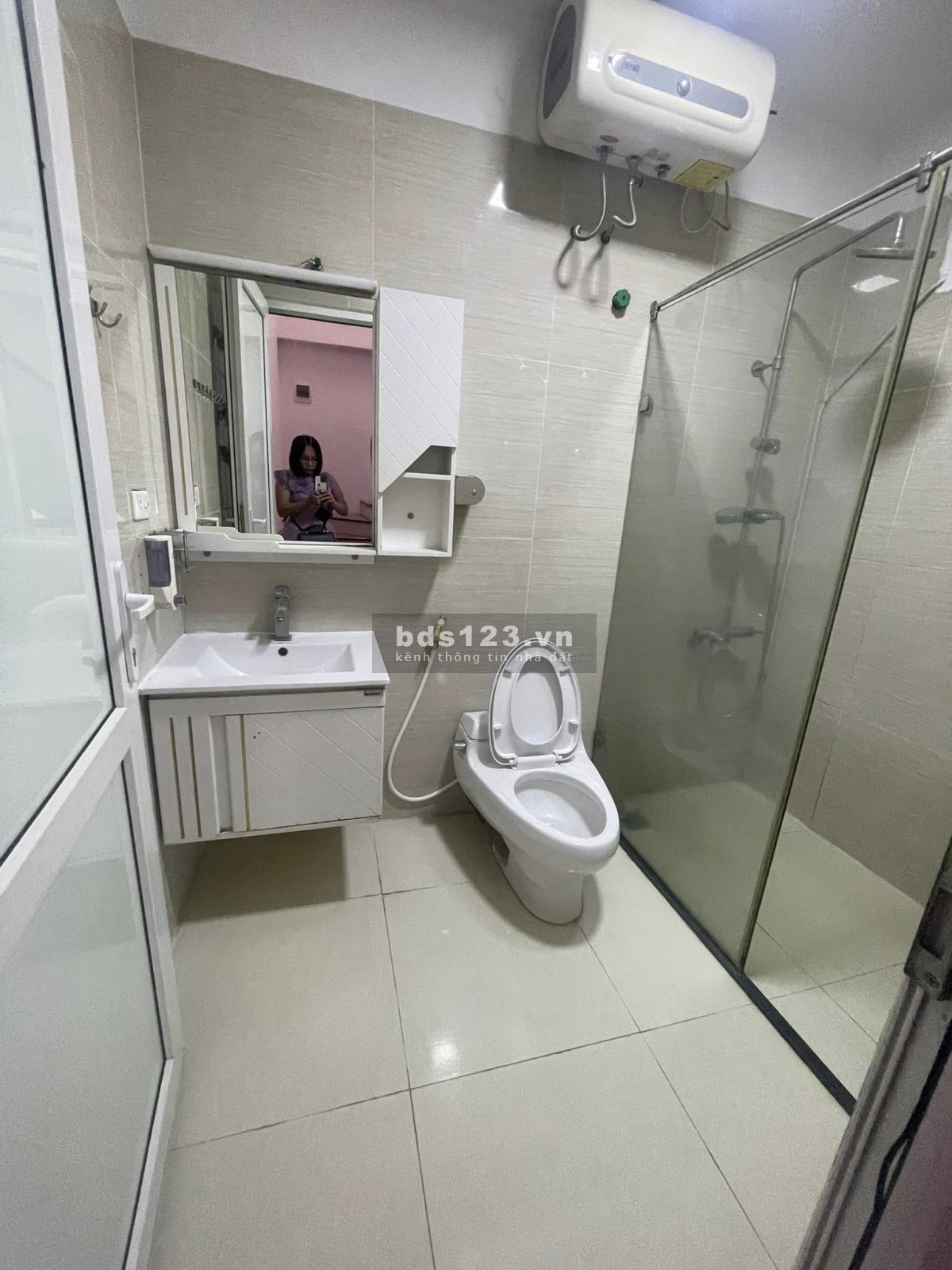 BÁN TẬP THỂ HOÀNG QUỐC VIỆT, CẦU GIẤY 3 NGỦ - Ô TÔ ĐỖ CỬA - 34/80m 3.TỶ