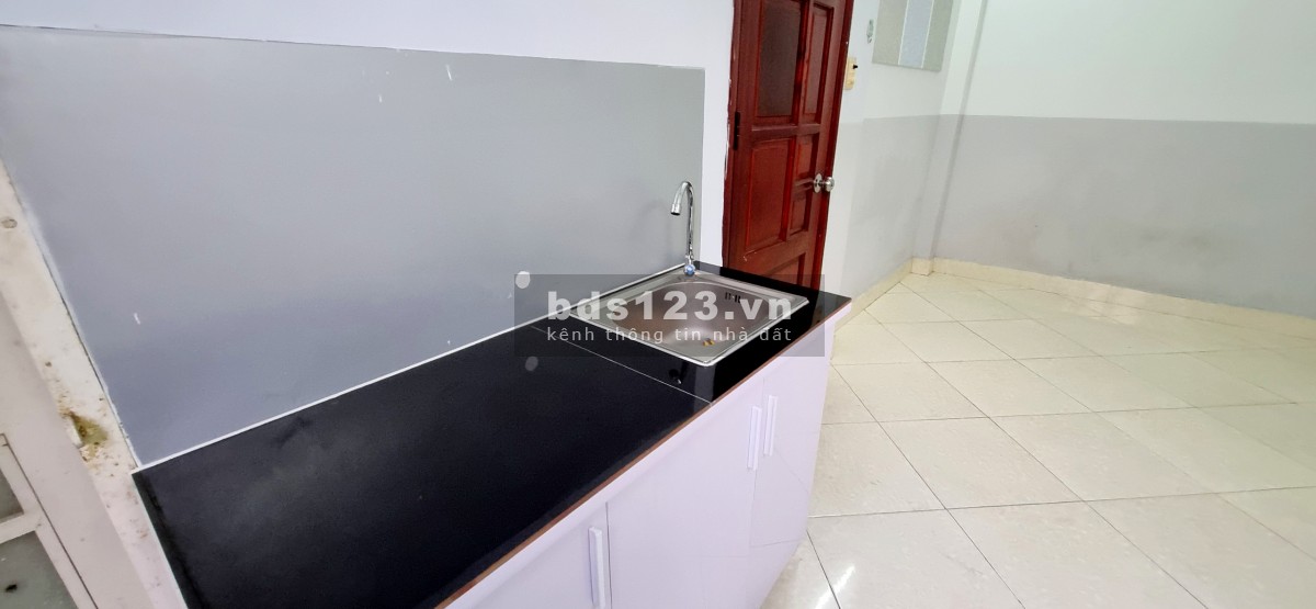 Phòng ko nội thất - Cửa sổ lớn, Lầu 1 (ngay B. Viện Hoàn…