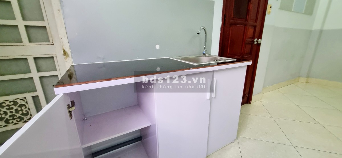 Phòng ko nội thất - Cửa sổ lớn, Lầu 1 (ngay B. Viện Hoàn…