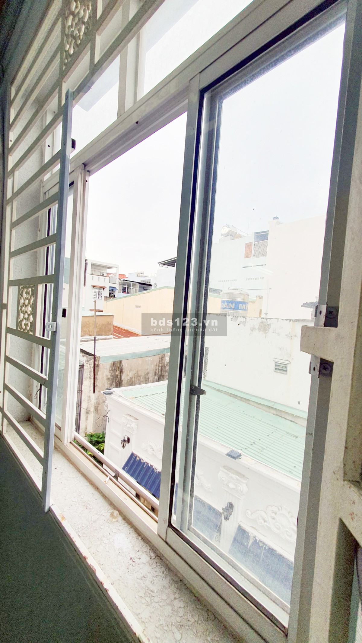 Phòng ko nội thất - Cửa sổ lớn, Lầu 1 (ngay B. Viện Hoàn…