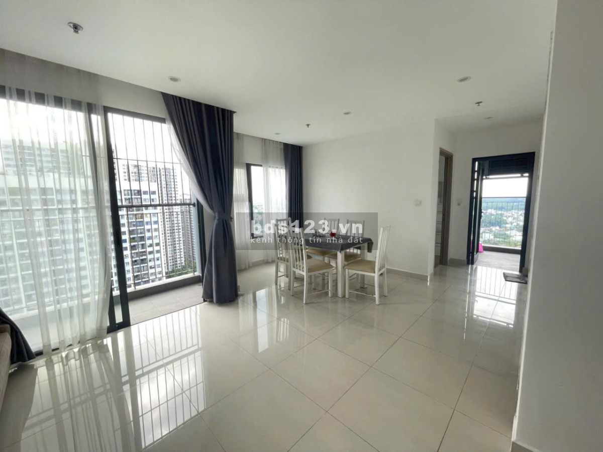 Bán gấp 2PN + 69m2, Giá sốc 2.65 tỷ, View Hồ Bơi, nội thất bếp rèm Vinhomes Grand Park Q9