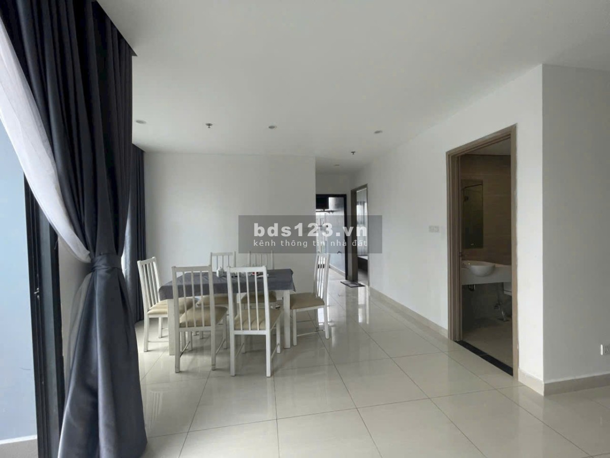 Bán gấp 2PN + 69m2, Giá sốc 2.65 tỷ, View Hồ Bơi, nội thất bếp rèm Vinhomes Grand Park Q9