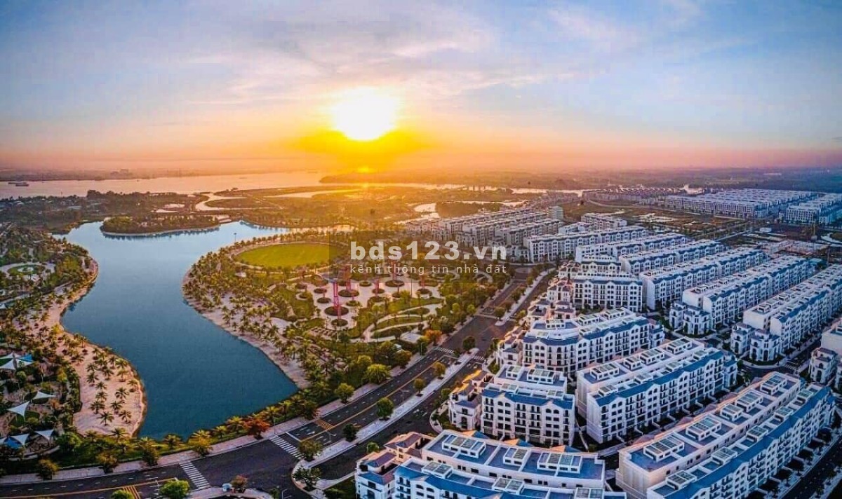 Bán gấp 2PN + 69m2, Giá sốc 2.65 tỷ, View Hồ Bơi, nội thất bếp rèm Vinhomes Grand Park Q9