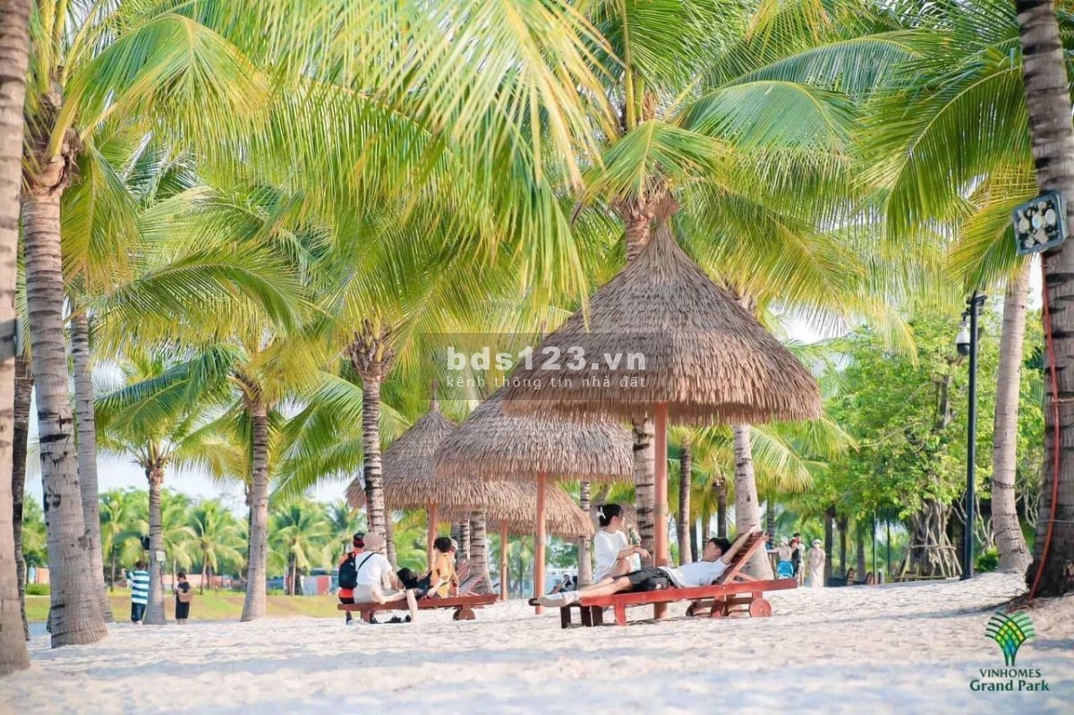 Bán gấp 2PN + 69m2, Giá sốc 2.65 tỷ, View Hồ Bơi, nội thất bếp rèm Vinhomes Grand Park Q9