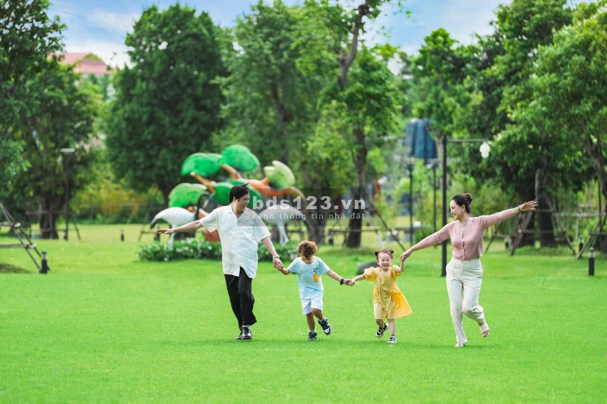 Bán gấp 2PN + 69m2, Giá sốc 2.65 tỷ, View Hồ Bơi, nội thất bếp rèm Vinhomes Grand Park Q9