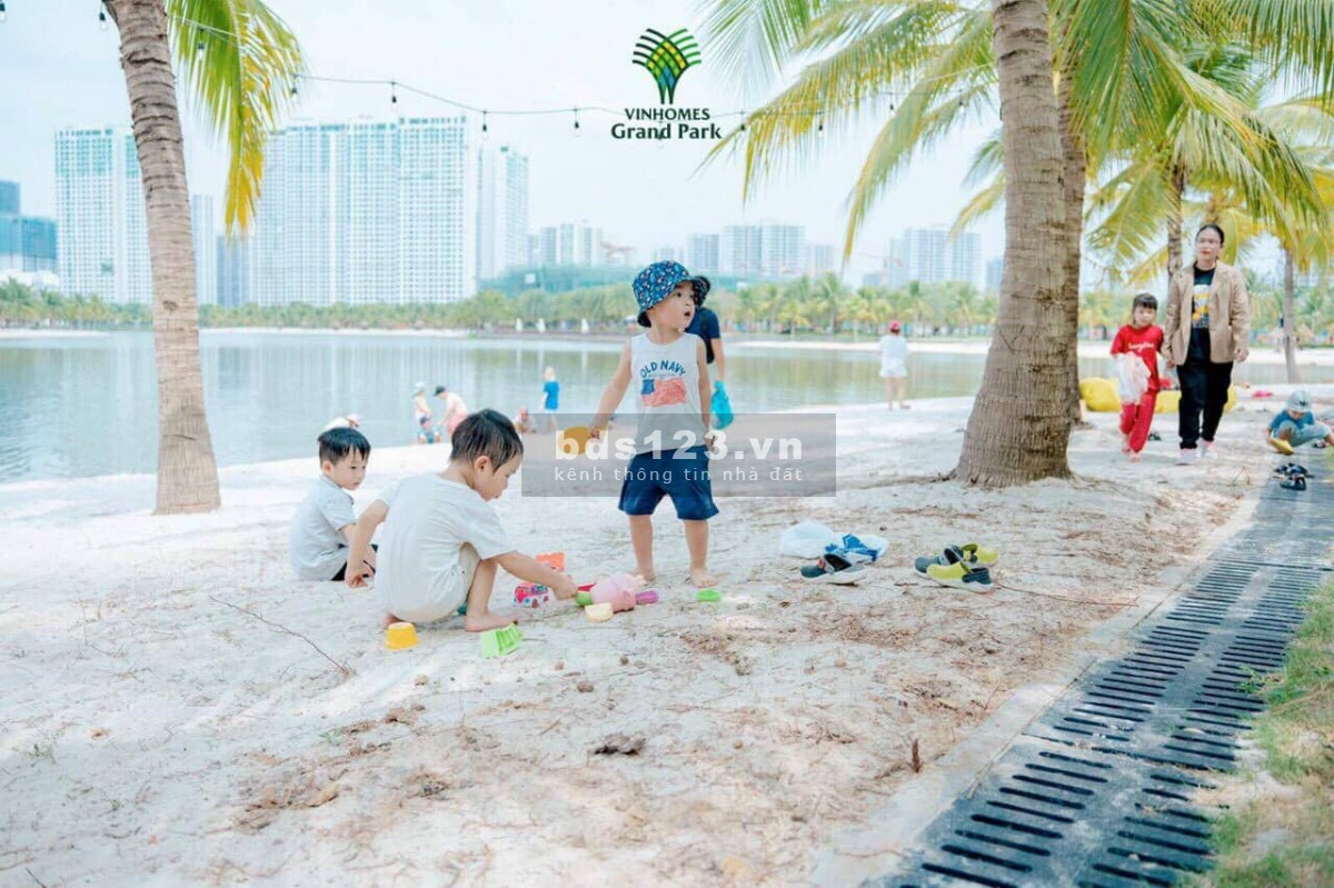 Bán gấp 2PN + 69m2, Giá sốc 2.65 tỷ, View Hồ Bơi, nội thất bếp rèm Vinhomes Grand Park Q9
