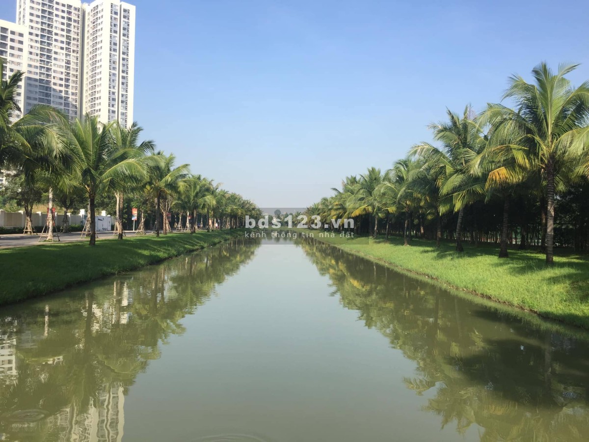 Bán gấp 2PN + 69m2, Giá sốc 2.65 tỷ, View Hồ Bơi, nội thất bếp rèm Vinhomes Grand Park Q9