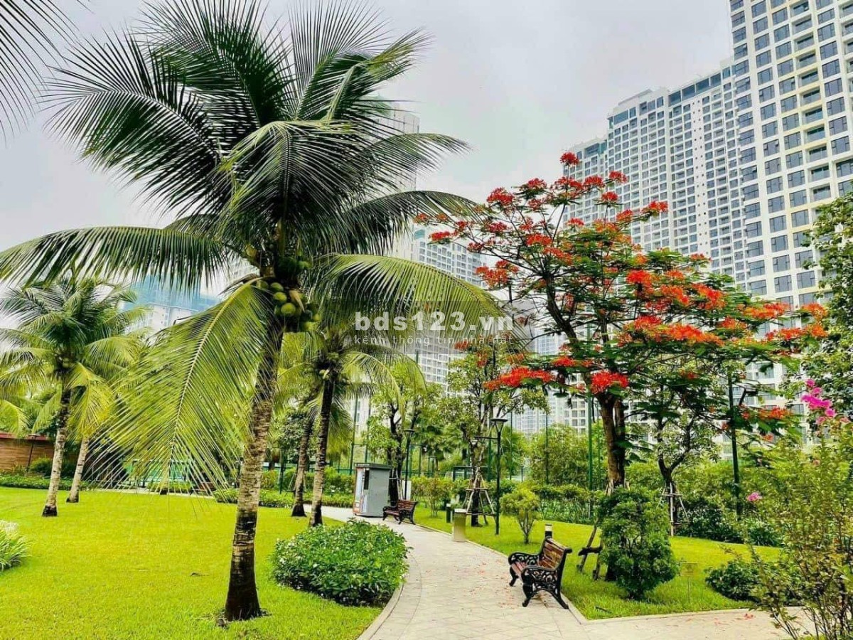 Bán gấp 2PN + 69m2, Giá sốc 2.65 tỷ, View Hồ Bơi, nội thất bếp rèm Vinhomes Grand Park Q9