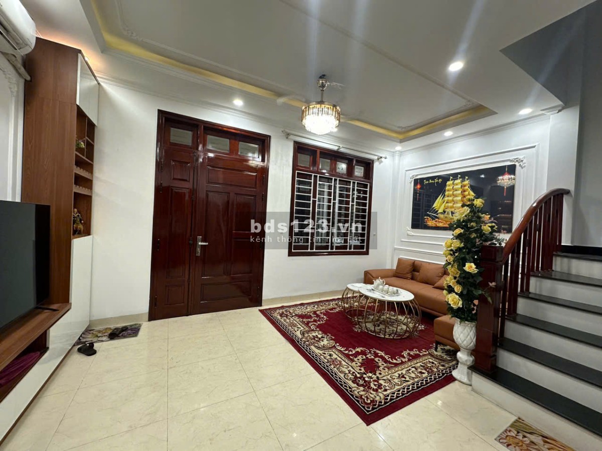 BÁN NHÀ BỒ ĐỀ - LONG BIÊN. 32m2, 5 tầng, 6,3 tỷ (Có thương lượng)