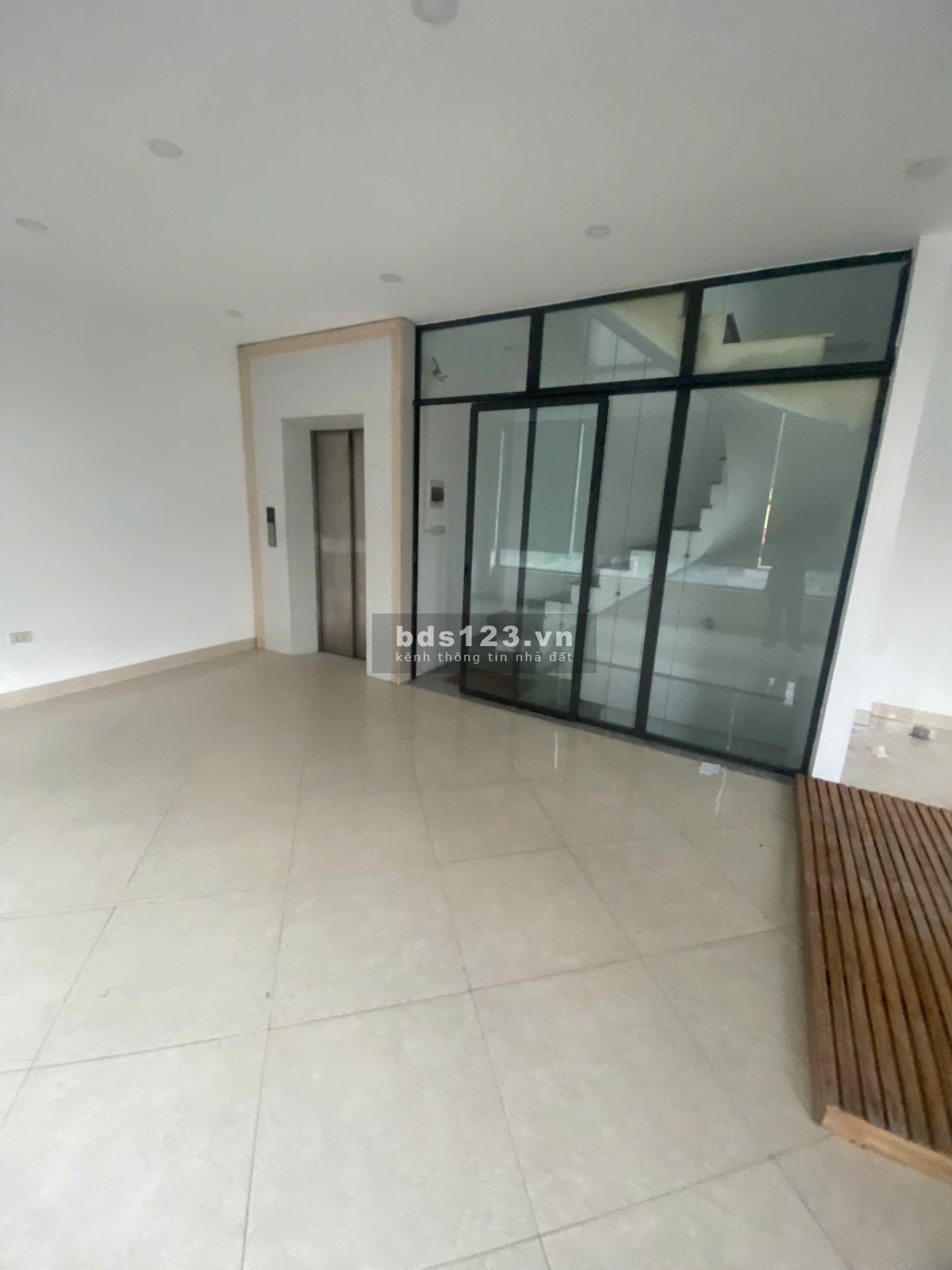 Nhà 2 mặt tiền, nhà 6 tầng mặt phố Tây Sơn, có thang máy, diện tích mỗi sàn 45m2, giá 55tr/tháng