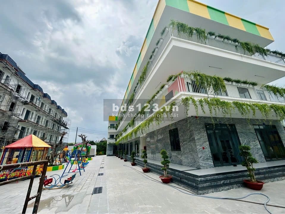 Đức Hòa New City với trung tâm thương mại và các tiện ích nội khu đã hoàn thiện 100%.