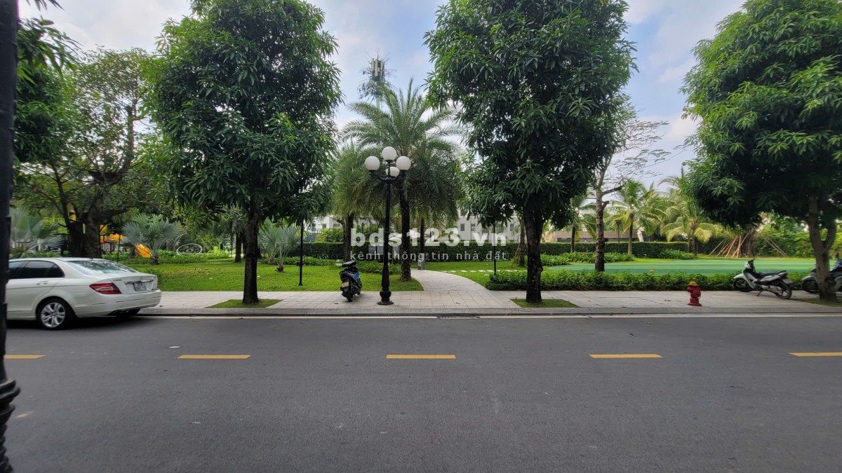 Shophouse xẻ khe, sổ lâu dài, gần công viên giá 18.5 tỷ Vin Gia Lâm, Hà Nội (0985941715)