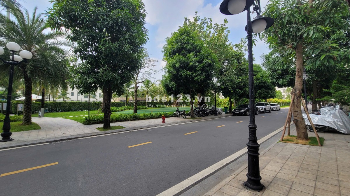 Shophouse xẻ khe, sổ lâu dài, gần công viên giá 18.5 tỷ Vin Gia Lâm, Hà Nội (0985941715)