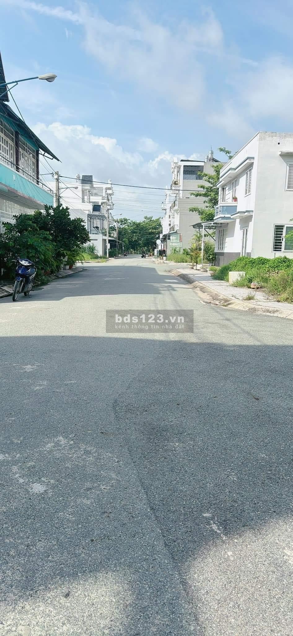 Chính chủ cần bán căn nhà 1 trệt 2 lầu 3 phòng ngủ SHR Hoàn Công giá chỉ 2ty250