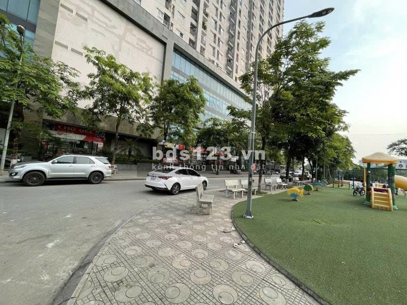 Bán nhanh Shophouse Tầng 1 Gemek Tower 1 đang sẵn nguồn tiền 15tr/tháng
