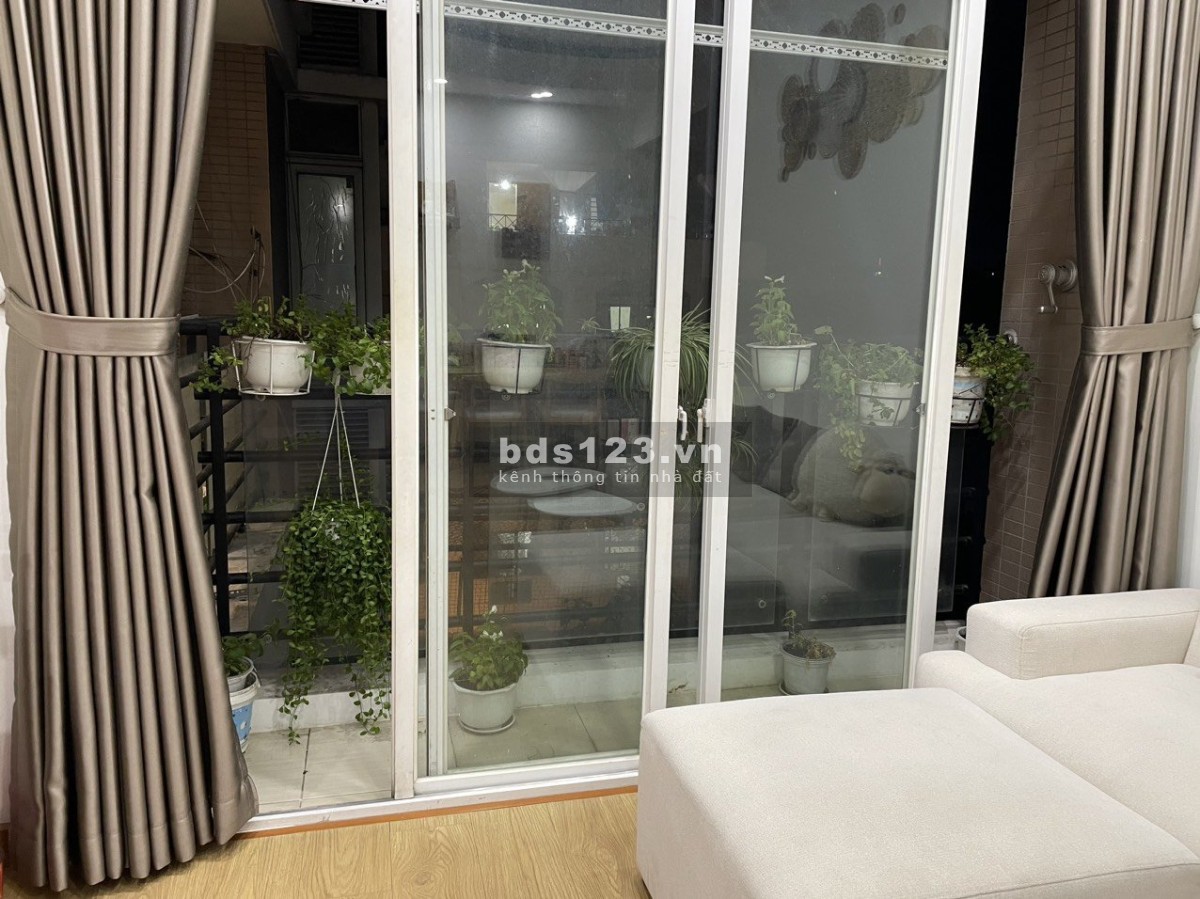 Gia đình cần bán CH Thuận Việt 90m2, 3PN, 2WC, căn góc, có bancon, SH lâu dài. Giá bán: 4.1 tỷ TL