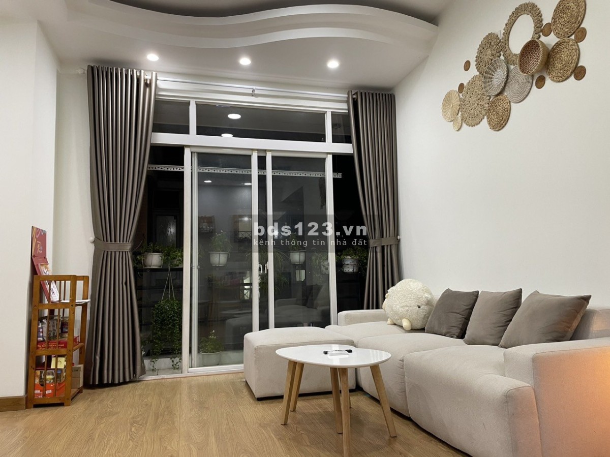 Gia đình cần bán CH Thuận Việt 90m2, 3PN, 2WC, căn góc, có bancon, SH lâu dài. Giá bán: 4.1 tỷ TL