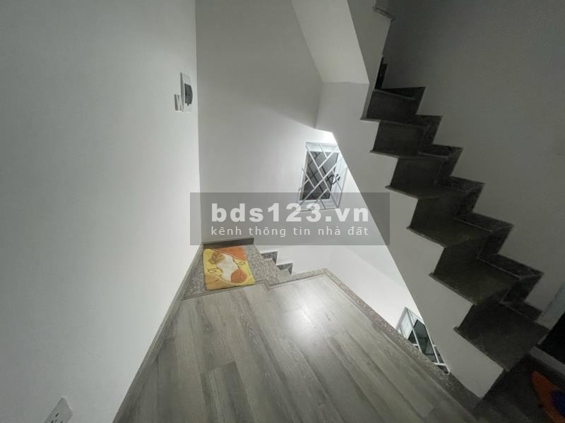 Cần bán nhà 6 tầng ở đường Trần Quý Cáp. Diện tích 41 m2. Với giá chỉ 5,6 tỷ