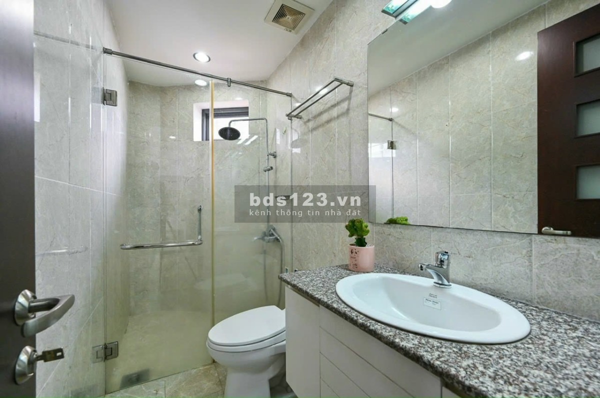 Cho thuê căn hộ 1 phòng ngủ view ban công thoáng mát ngay trung tâm Quận 1