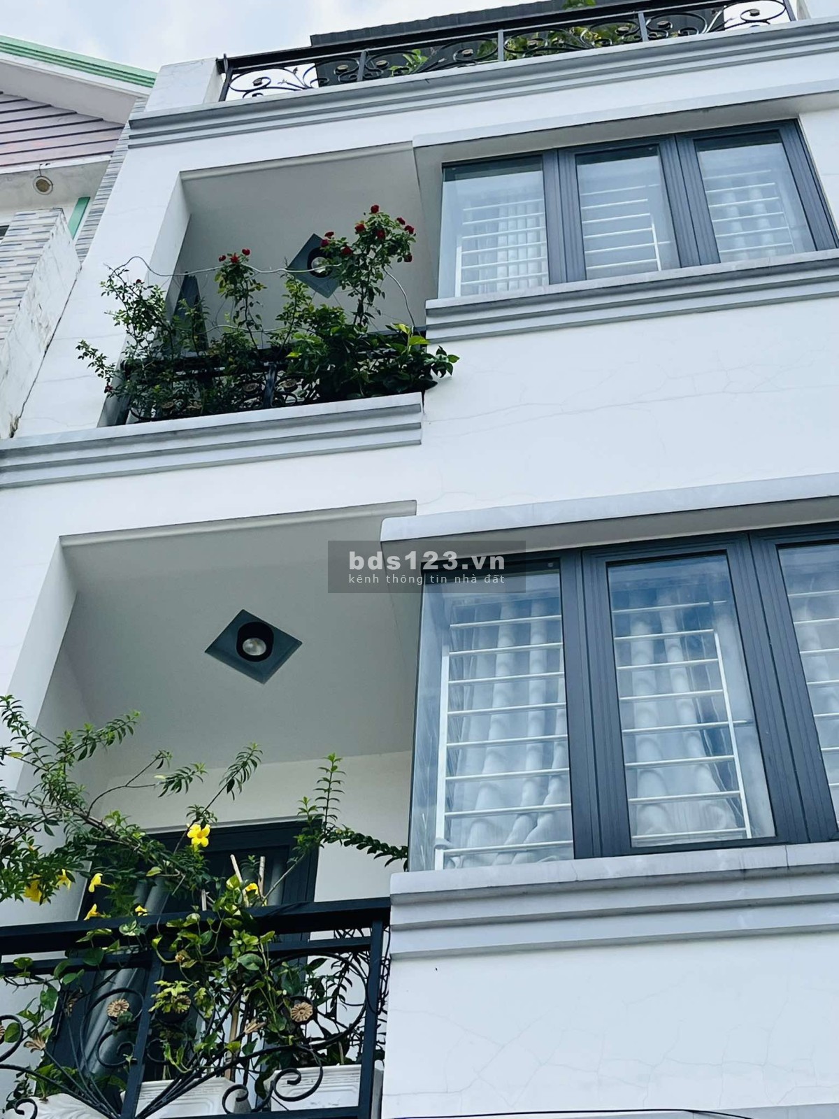 2 phòng ngủ, 2 toilets, 1 bếp, Tổng diện tích: 120m2
