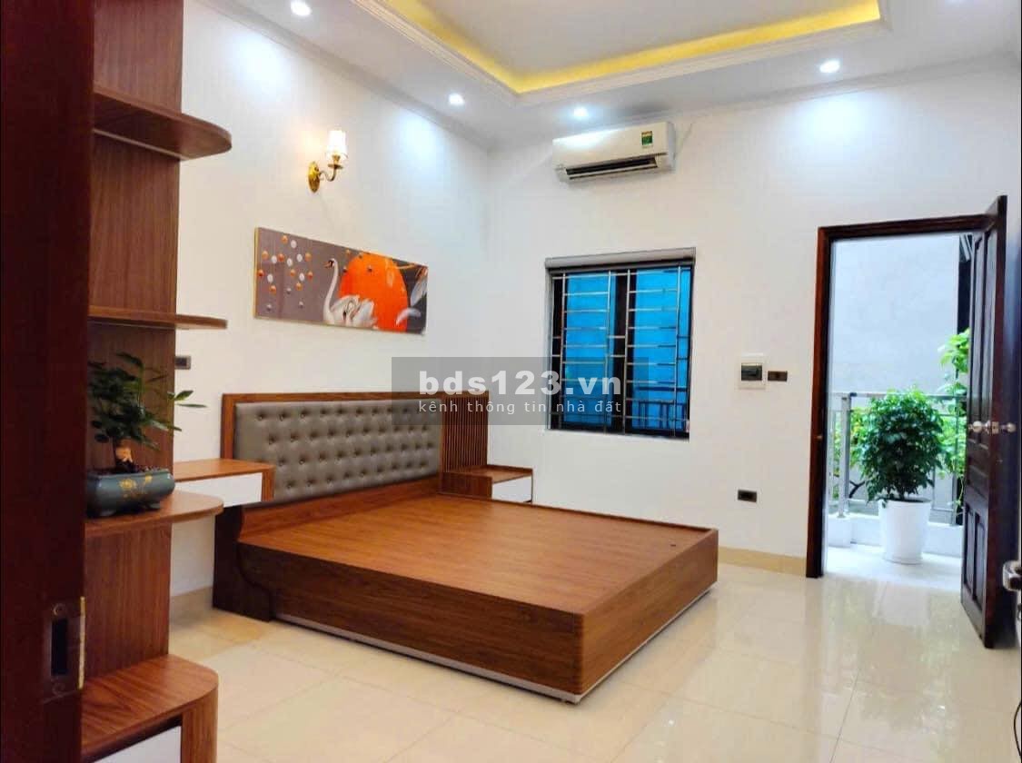 Bán nhà Hoàng Liệt, ô tô đỗ cổng, mặt tiền rộng, 35M2, nhỉnh 4,5