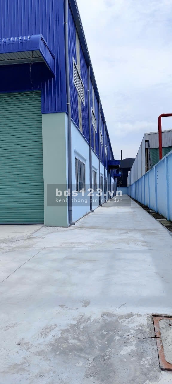 Cho thuê 2800m2 XƯỞNG mới 100%, tại : Tân Uyên, Gía: 220 triệu/tháng, PCCC tự động, đường cont