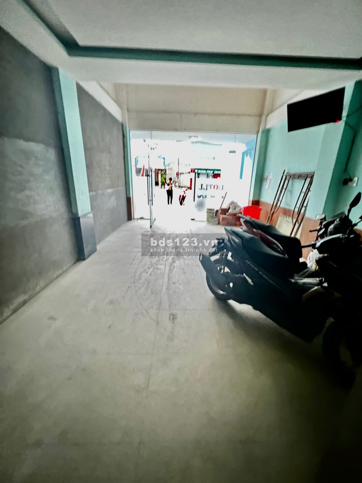Mặt bằng rộng 80m2, có Gác lửng ở lại. Mặt tiền Gò Dầu đường lớn đông
