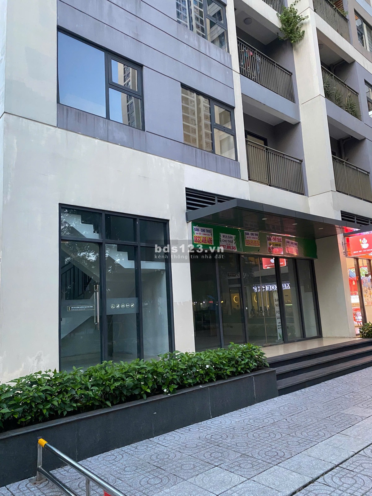 Bán căn shop căn góc, mặt đường chính, diện tích 52M2, đã có sổ giá 15 tỷ