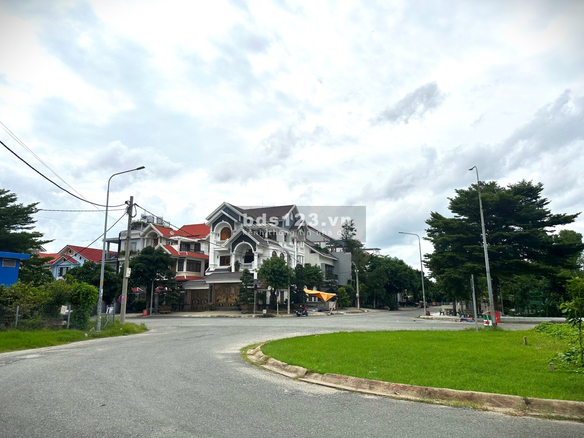 Đất 10x20m đối diện công viên, ubnd q12, khu biệt thự vip lê thị riêng