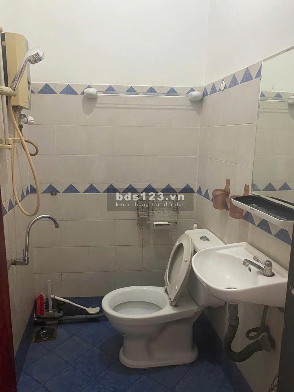 Chung cư A2, Vũ Huy Tấn, P3, Bình Thạnh: 60m2, 2p ngủ, ban công, 8.5tr