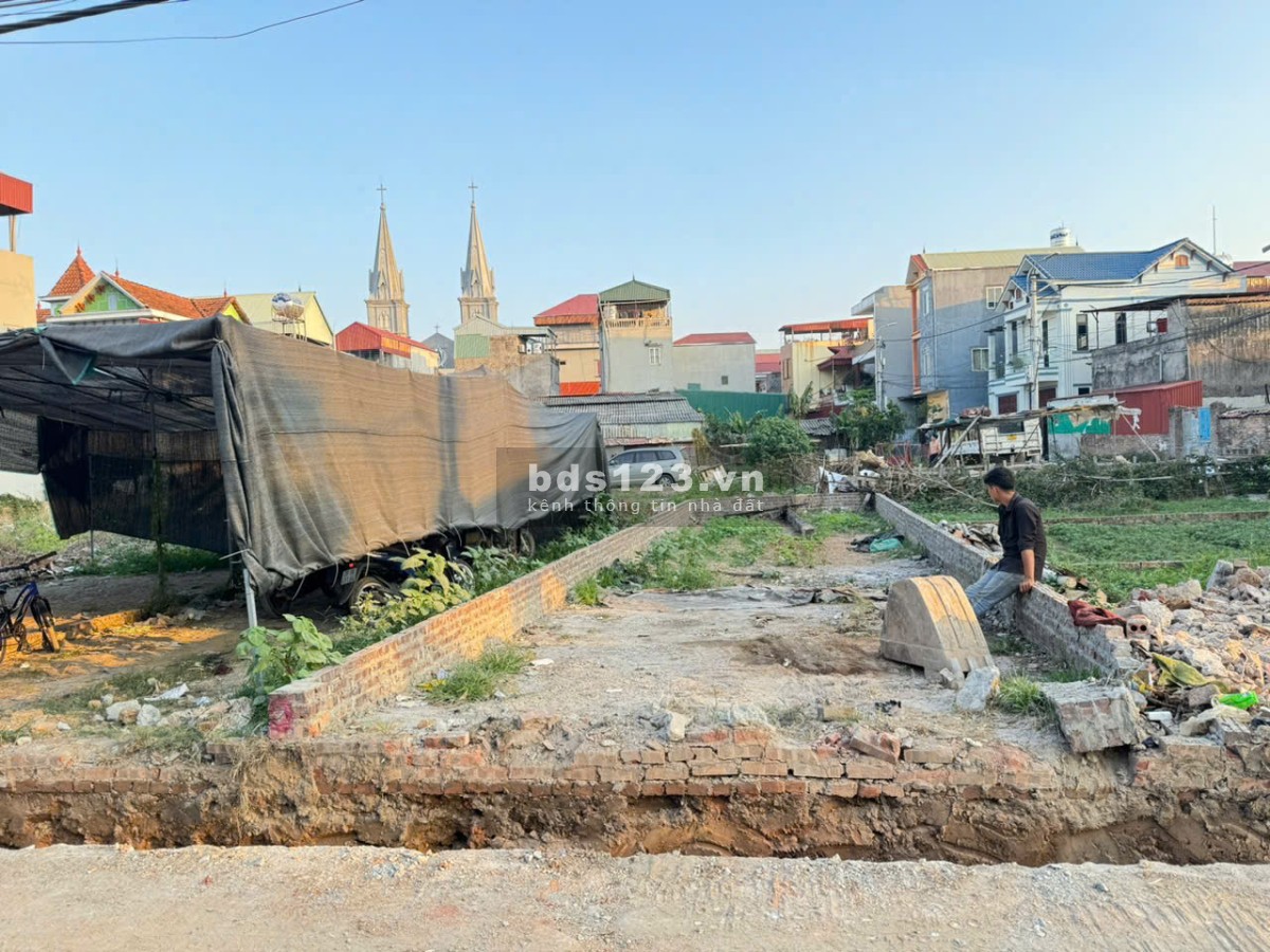 Bán 70m đất tổ 11, TT Quang Minh, Mê Linh, HN. Trục chính làng, mặt tiền kinh doanh. Giá 3,9 tỷ.