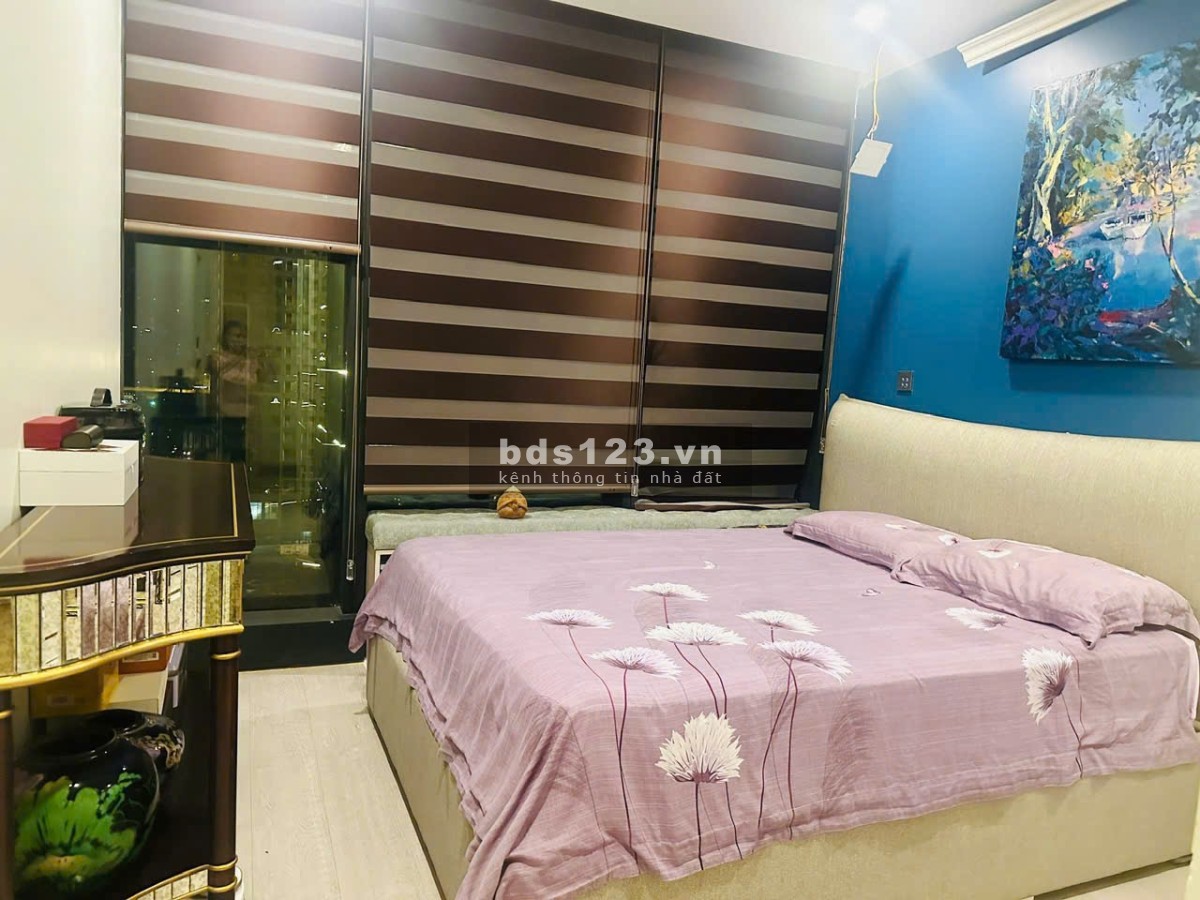 Cần bán gấp căn hộ 3PN 2WC Vinhomes Golden River SHVV 121m2 giá 28,x tỷ all in đã có sổ hồng