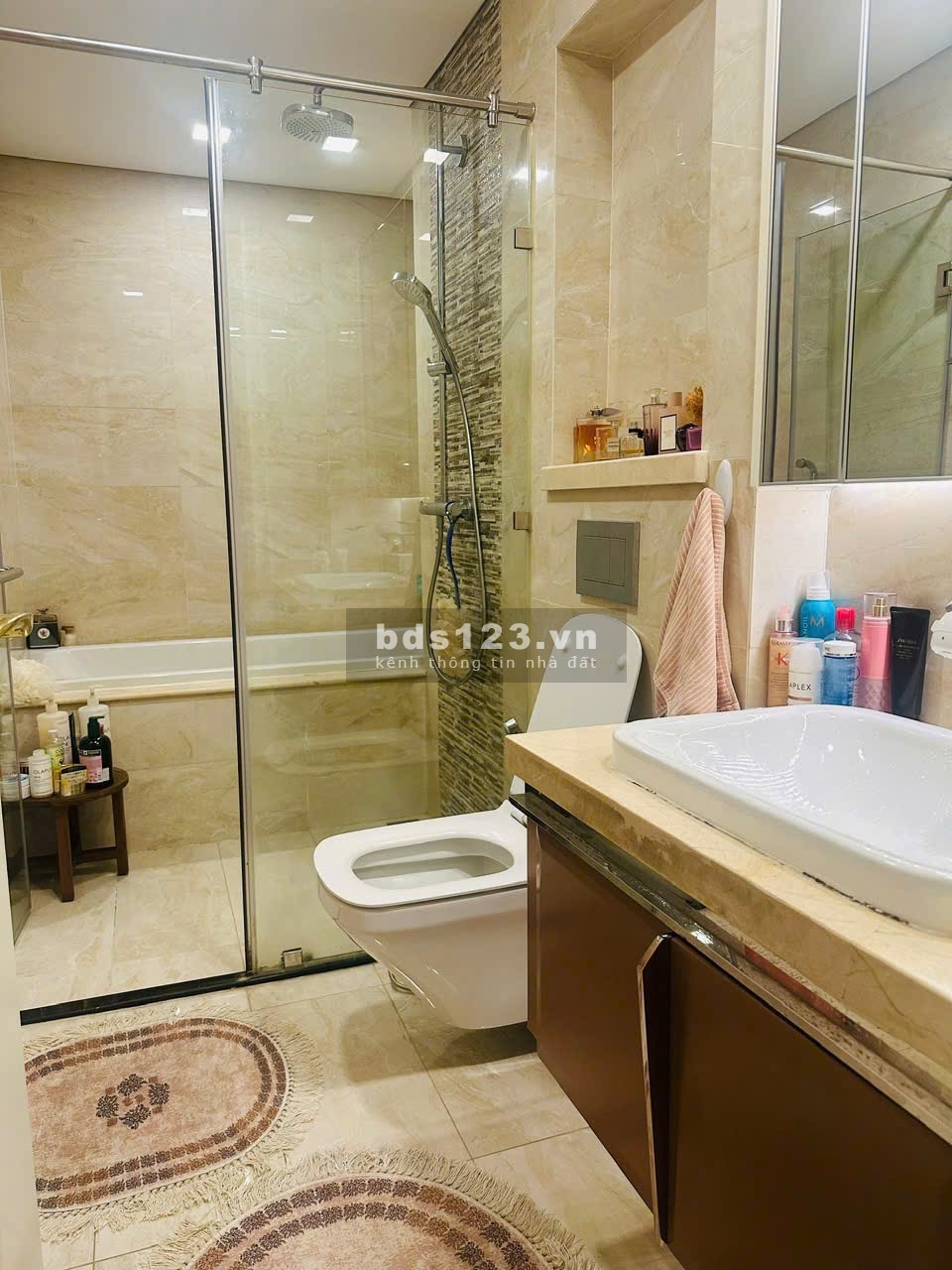 Cần bán gấp căn hộ 3PN 2WC Vinhomes Golden River SHVV 121m2 giá 28,x tỷ all in đã có sổ hồng