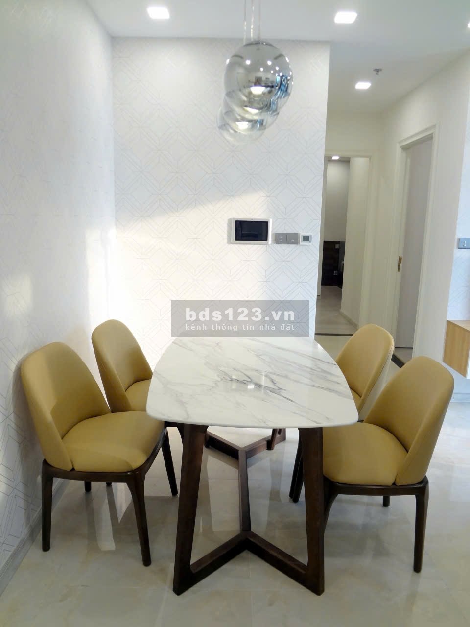 Cần bán gấp căn hộ 2pn 2wc vinhomes golden river 70m2 giá 10 tỷ all in ( sổ hồng vĩnh viễn )