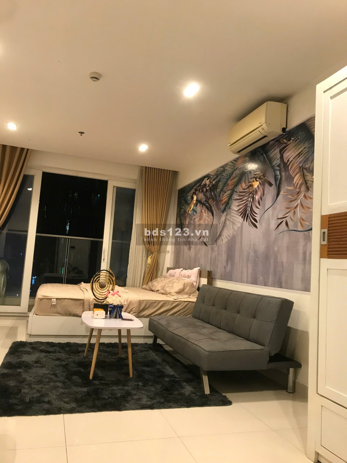 Cho thuê căn hộ chung cư Sky Center - Kế sân bay Tân Sơn Nhất. Full nội thất, ở liền