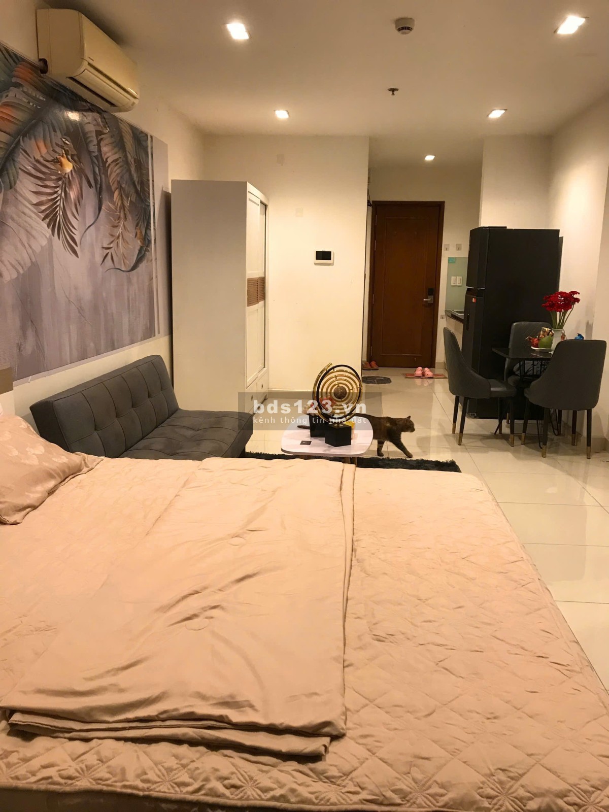 Cho thuê căn hộ chung cư Sky Center - Kế sân bay Tân Sơn Nhất. Full nội thất, ở liền