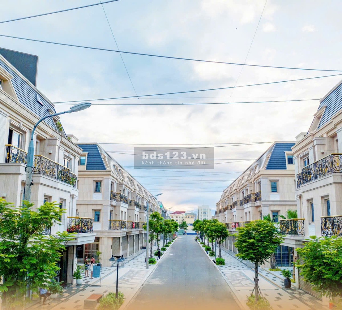 Nhà 2 tầng vị trí đắc địa Hải Châu. Nhay TT thương mại và tòa căn hộ 40 tầng cao cấp The Estuary