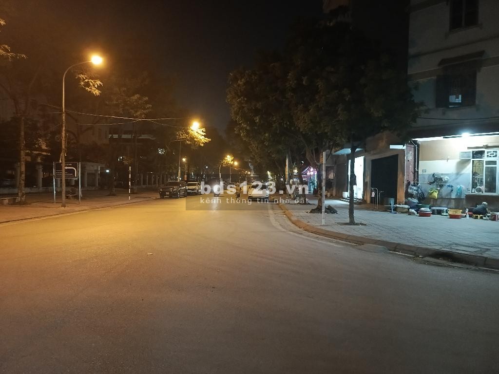 Bán đất vàng, phân lô ô tô, 2 mặt thoáng, 3 mặt tiền, sát quận ủy Hoàng Mai
