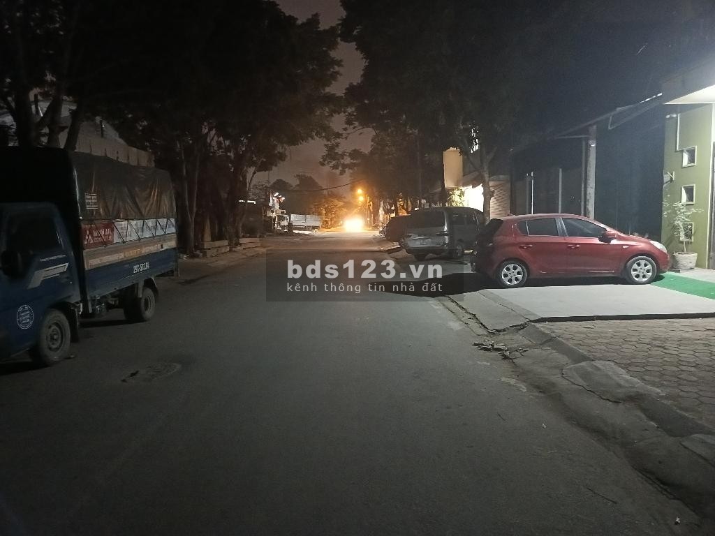 Bán đất vàng, phân lô ô tô, 2 mặt thoáng, 3 mặt tiền, sát quận ủy Hoàng Mai